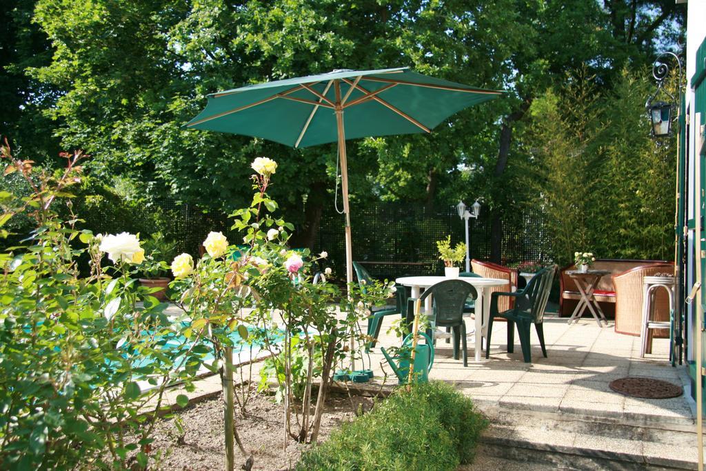 Les Hibiscus Bed and Breakfast Maisons-Laffitte Exteriör bild